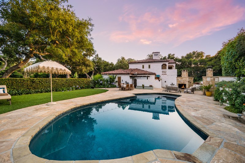 Fachada de casa con piscina