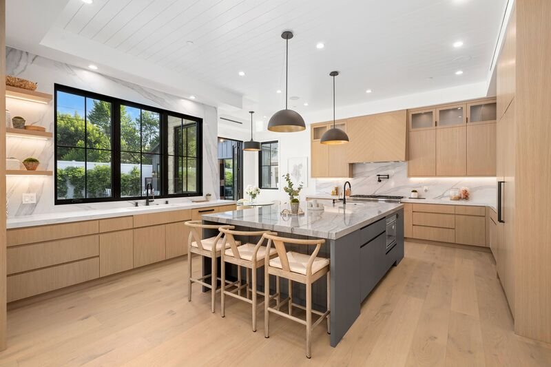 Cocina moderna interior con una mesa isla grande