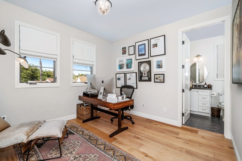 Escritorio con accesorios y fotos en la pared