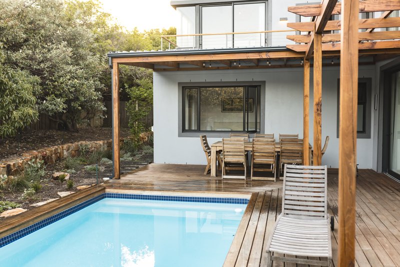 Fachada interior de una casa con piscina