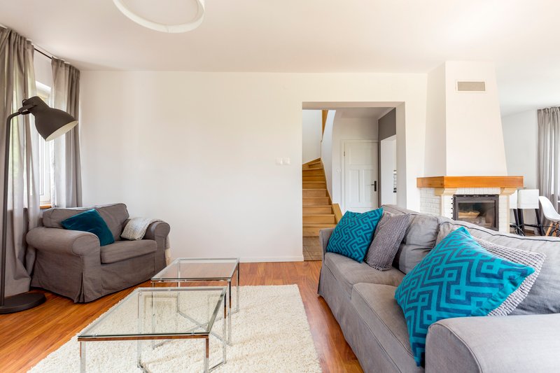 Espaciosa sala con paredes blancas