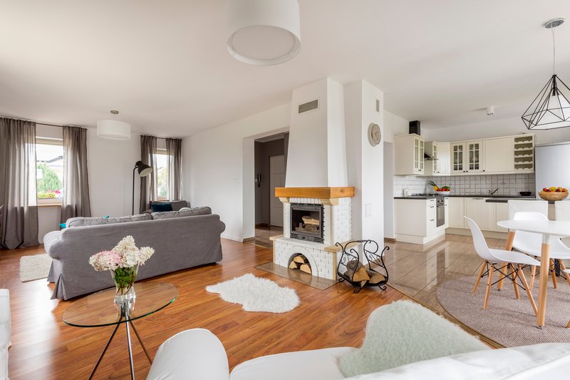 Sala de estar iluminada con paredes blancas